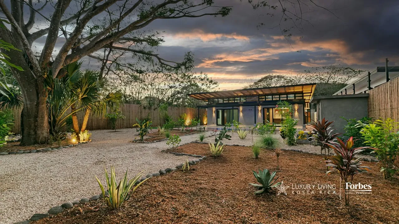 Welcome to Casa El Refugio de Huacas, a luxury property located in the heart of Guanacaste, just minutes from Tamarindo but sufficiently removed to offer privacy, ...