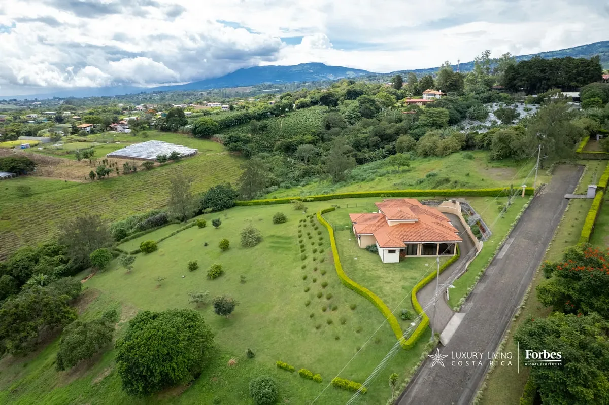 Santa Bárbara Skyline Villa rises in the tranquil mountains of Heredia, offering a refined balance between privacy, comfort, and connection to the ...