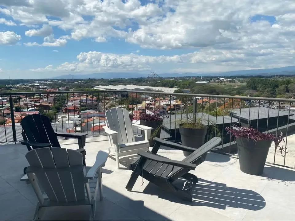 En Condominio Studi-One, Santa Ana, tu vida toma un nuevo nivel. Despierte cada día con vistas espectaculares e ininterrumpidas hacia el oeste. A minutos de la vibrante Lindora, Santa ...
