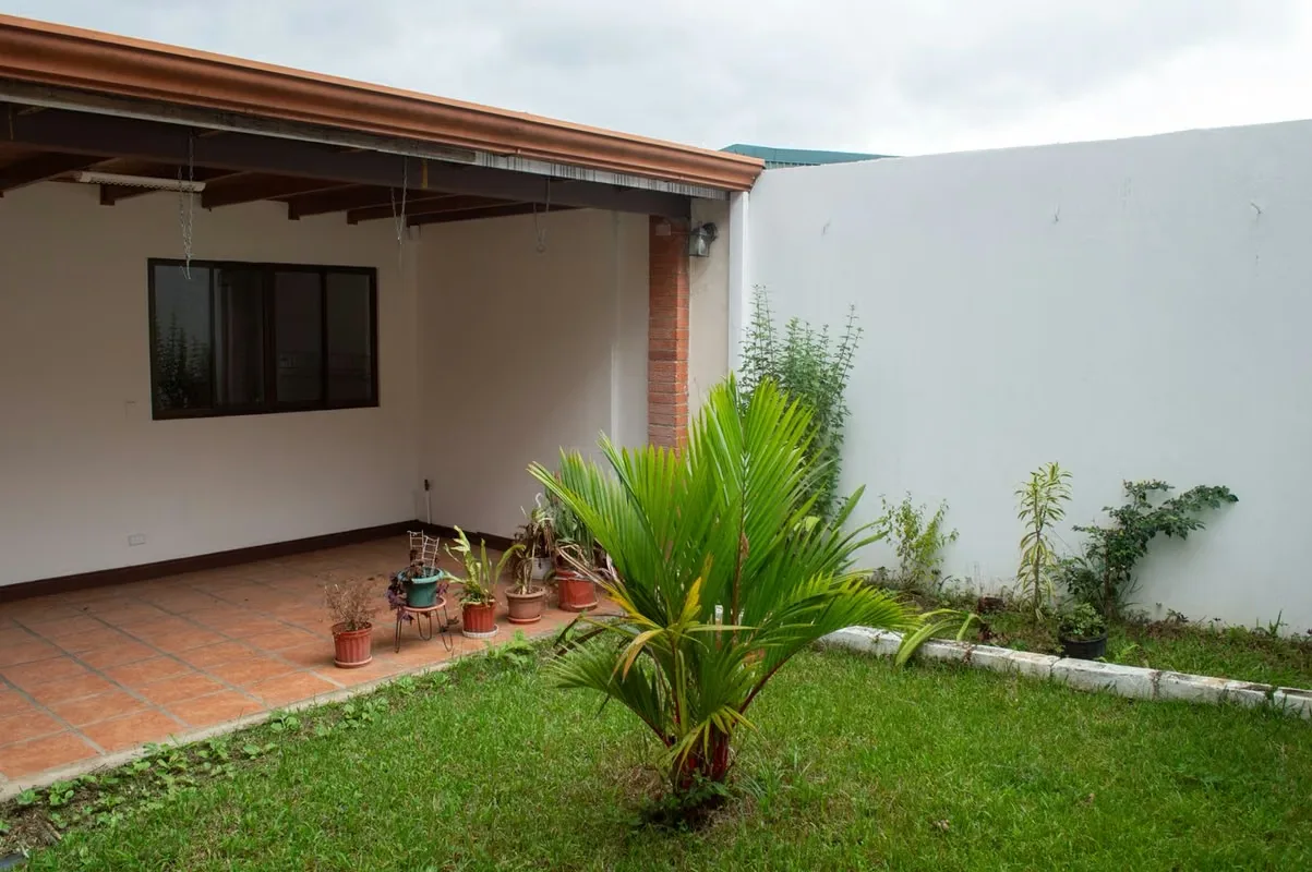 Casa en Venta en Gravilias, Desamparados con Patio Amplio y Excelente Iluminación