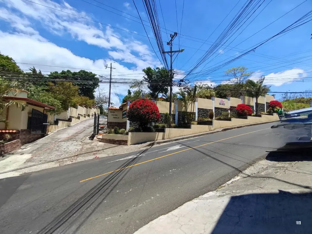 Ubicación estratégica en una de las zonas más cotizadas de Heredia, rodeado de naturaleza, tranquilidad y con fácil acceso a escuelas, supermercados, comercios y principales ...