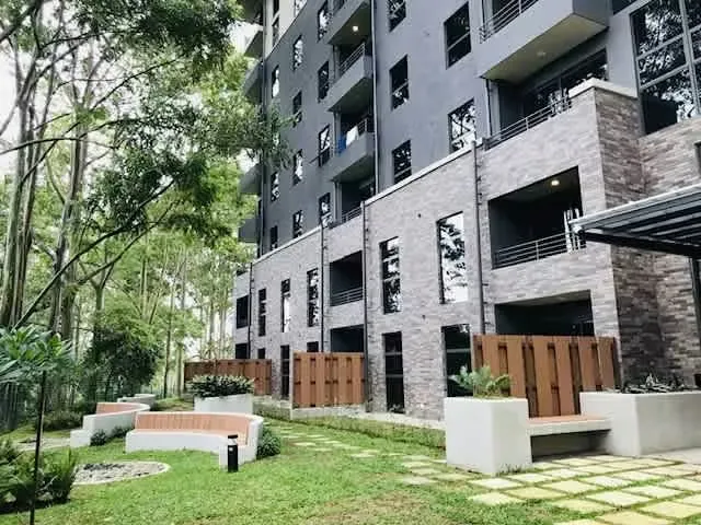 Apartamento con vista al bosque, condominio Nueve84