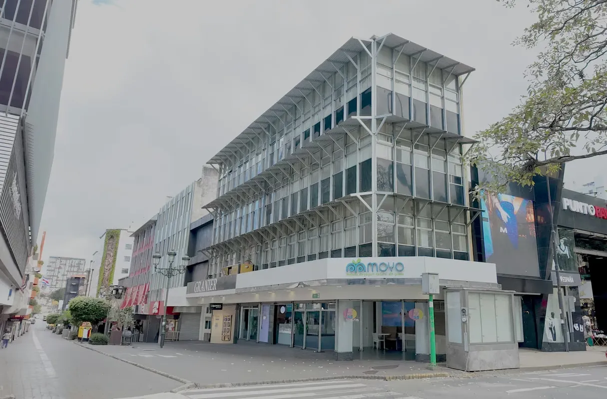 Edificio esquinero con amplia exposición