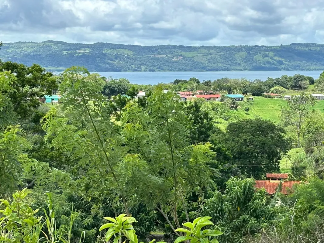 Se vende lote con vista al lago arenal