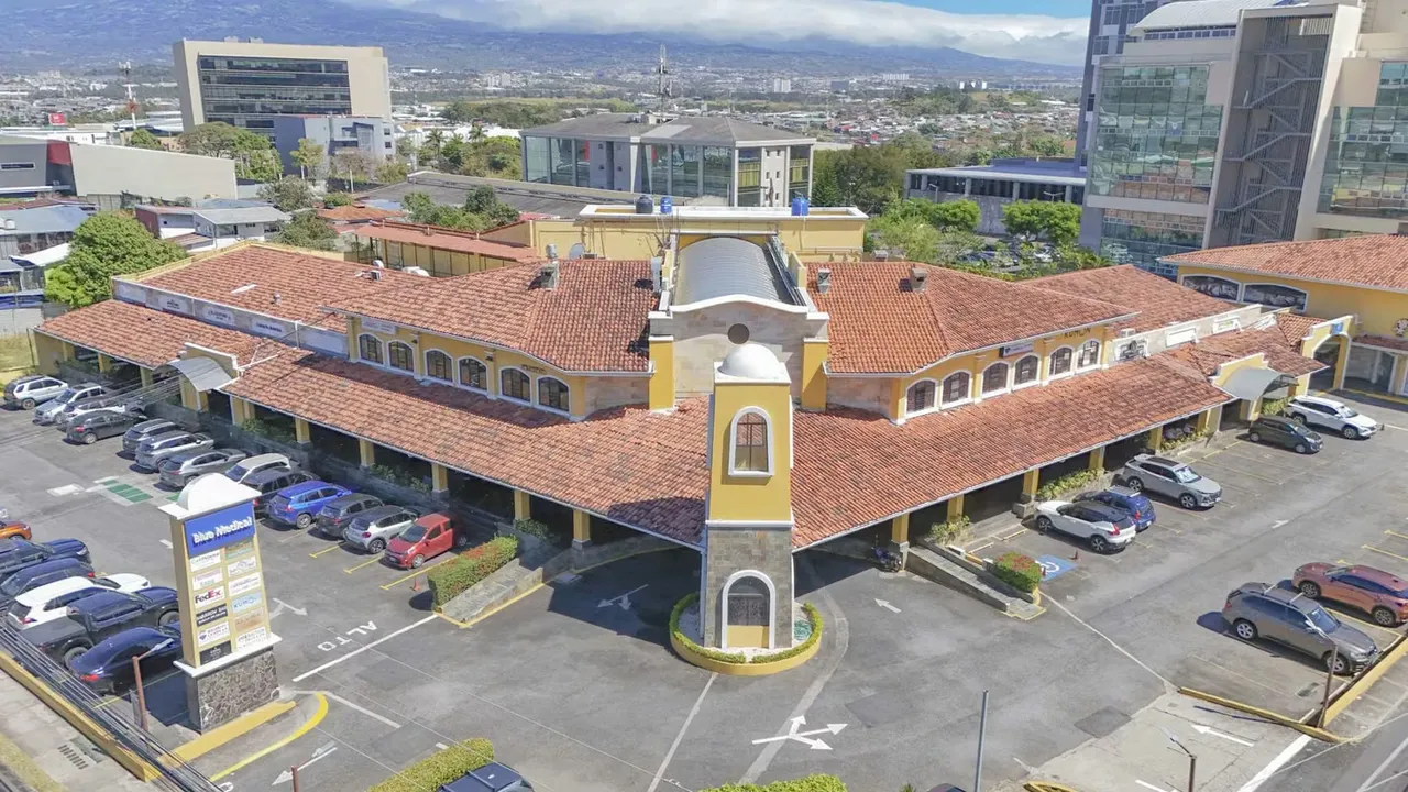 El Centro Comercial Boulevard en Escazú es un centro de comercio bien ubicado en una zona comercial consolidada y con buen acceso, rodeado por otros centros, Ofrece una mezcla de ...