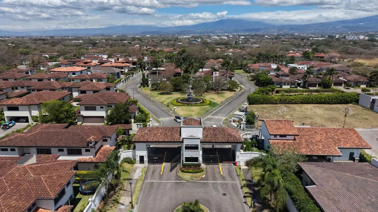 This beautiful two-level house in the exclusive condominium Hacienda del Sol (Río Oro, Santa Ana).