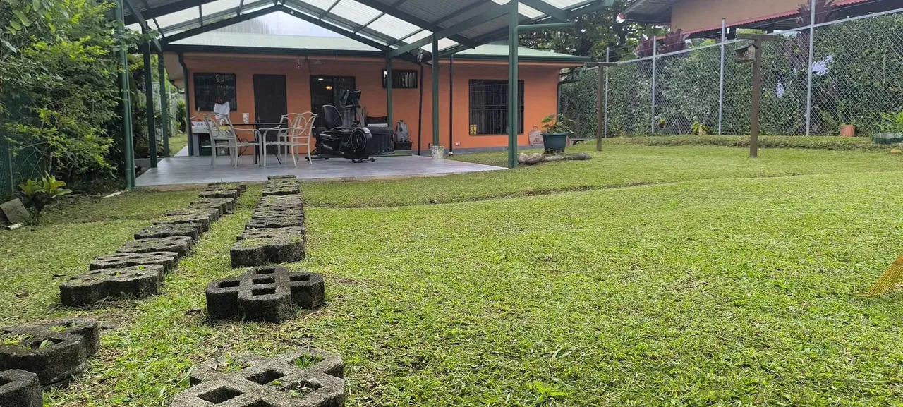 A gorgeous property with a beautiful house featuring 3 bedrooms and 2 bathrooms, located just 20 minutes from La Fortuna. The lot measures 627 m² (0.15 acres) and the construction is ..., photo 5