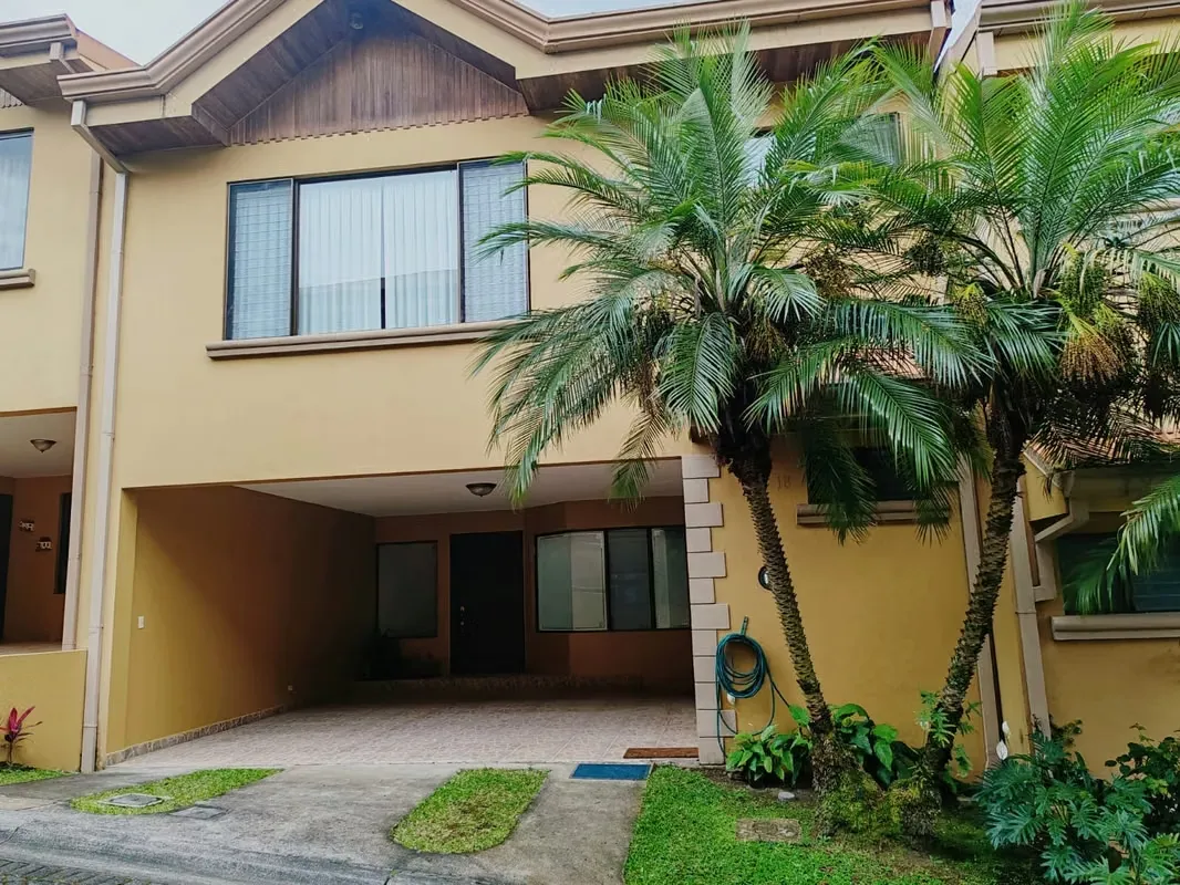 Two levels in 289.88 sqm of an excellent construction