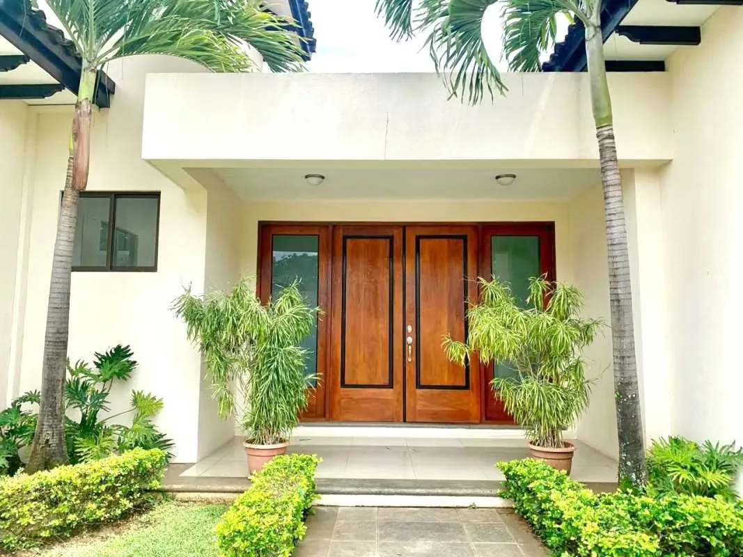 HOUSE FOR RENT IN CONDOMINIUM LA HACIENDA*