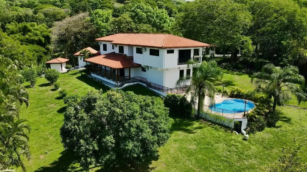 Villa Los Guanacastes en Venta, Espectacular Casa de Lujo con Pozo Privado, Atenas, Alajuela.