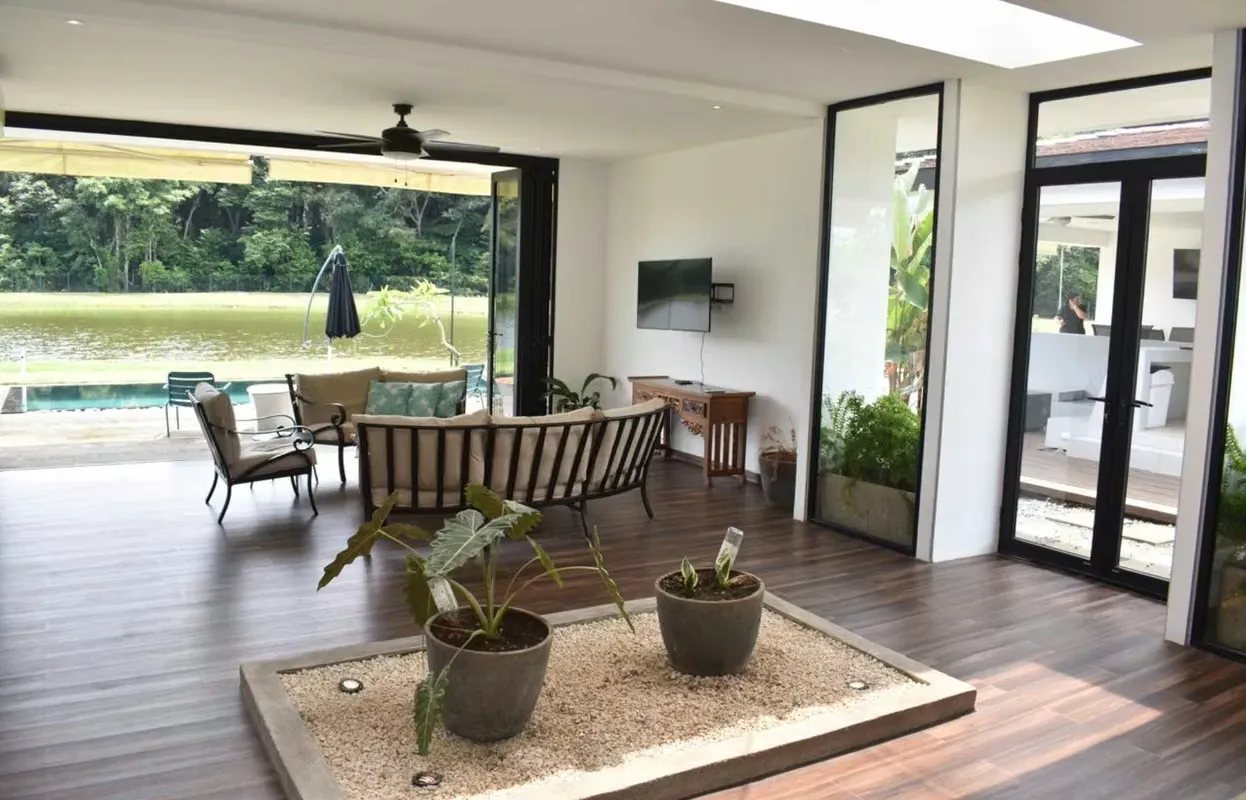 Contemporary House for Sale in Garabito