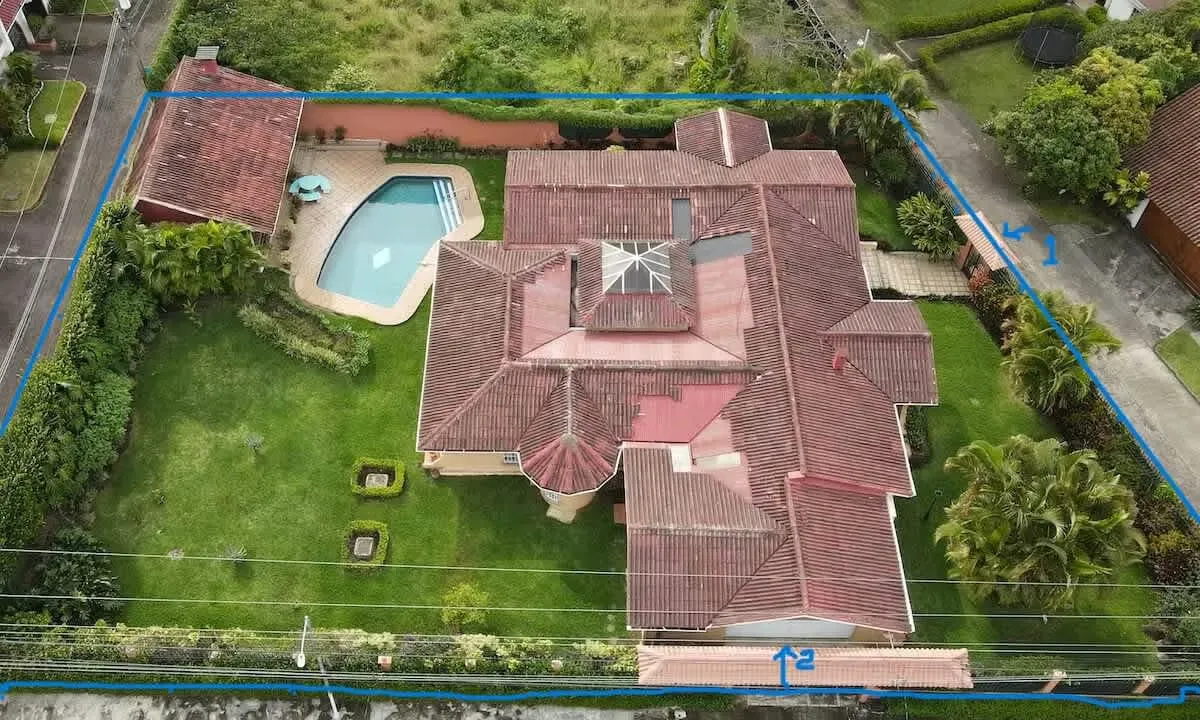 En Venta – Elegante Residencia de Una Planta en Los Laureles, Escazú