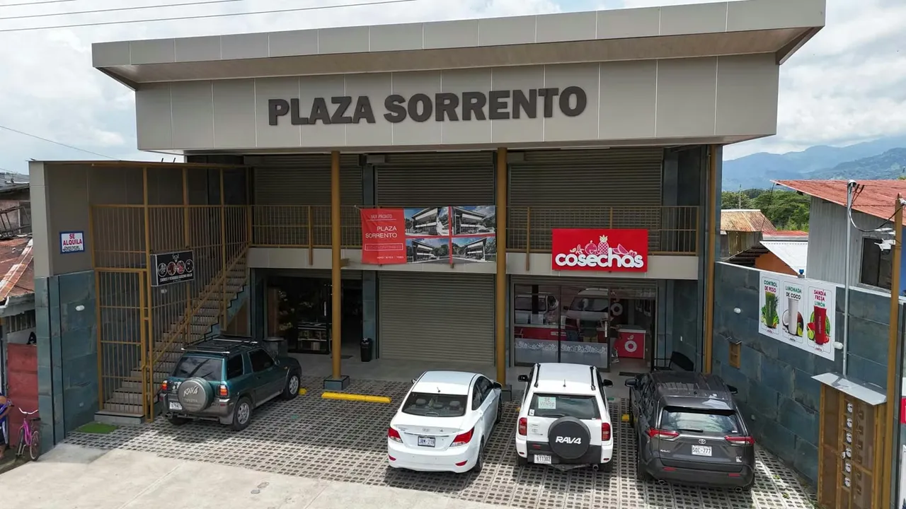 EN VENTA - PLAZA COMERCIAL FRENTE A LOS REYES – LA GUACIMA