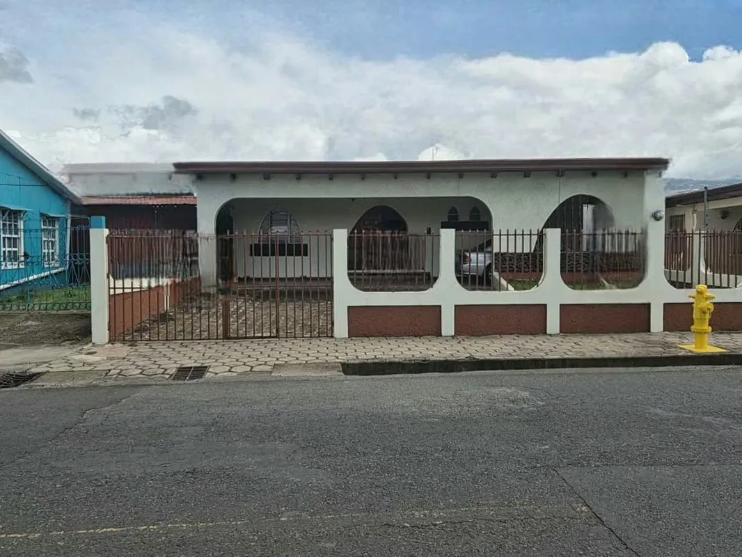 Casa amplia de 1 planta, ubicada en Cartago, Guadalupe, 400m oeste de la plaza de deportes, frente a calle principal.