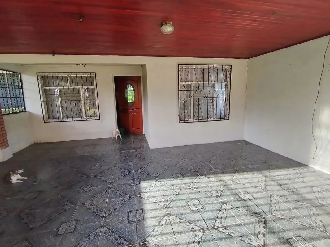 Location: Barrio Guayacán, Guácio de Limón Pública: 512 m ² (with plan and writing) Construction: House + galera + commercial ...