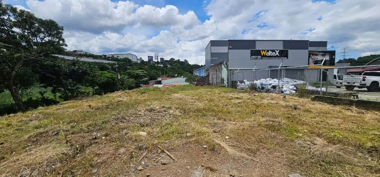 SE VENDE LOTE-en zona altamente transitada La Uruca-VH