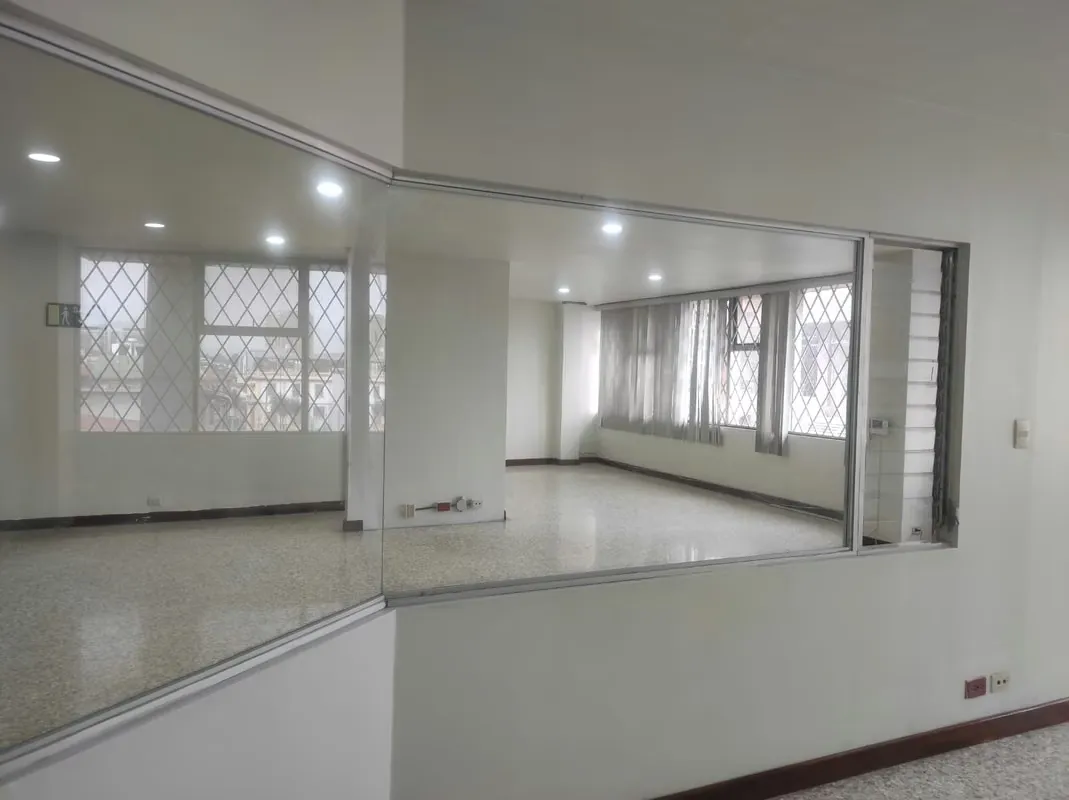 The third full floor is rented, San Jose center by the automercado 240 square meters, main living room, offices, kitchenette, 4 bathrooms. Ideal for administrative offices, boxing ... — photo 2