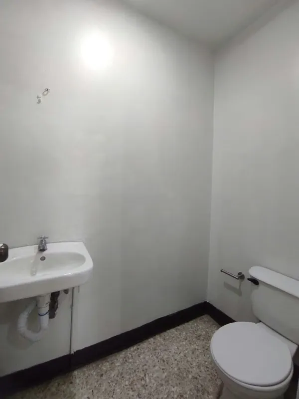 The third full floor is rented, San Jose center by the automercado 240 square meters, main living room, offices, kitchenette, 4 bathrooms. Ideal for administrative offices, boxing ... — photo 3