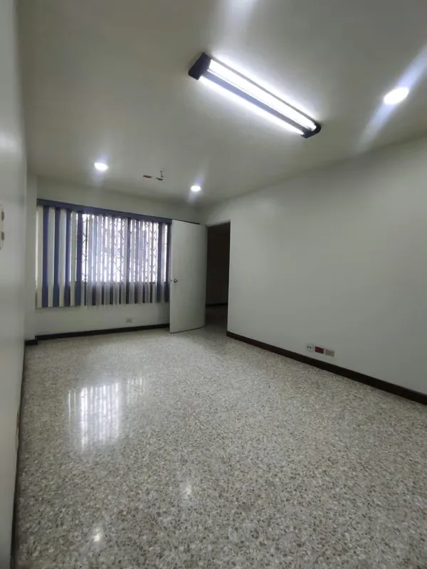 The third full floor is rented, San Jose center by the automercado 240 square meters, main living room, offices, kitchenette, 4 bathrooms. Ideal for administrative offices, boxing ... — photo 4