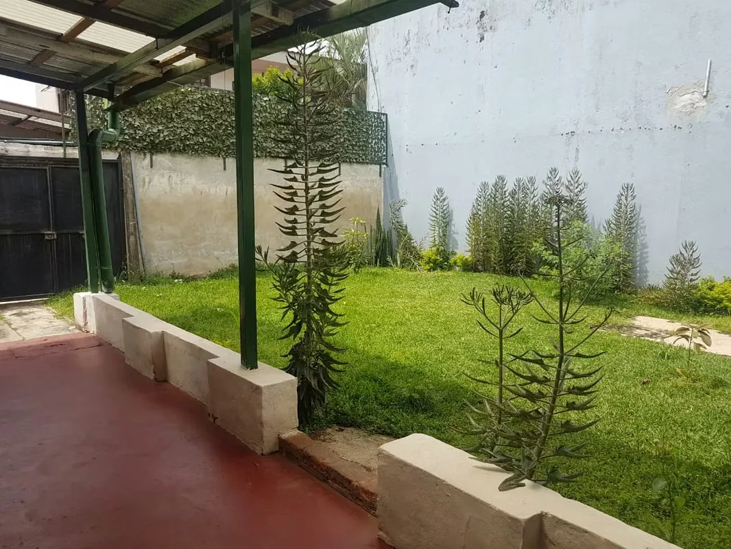 Totalmente plano, en una de las mejores calles de Sabana Sur cerca del colegio de Médicos, U la Salle, cafeterías y hoteles, con uso de ...