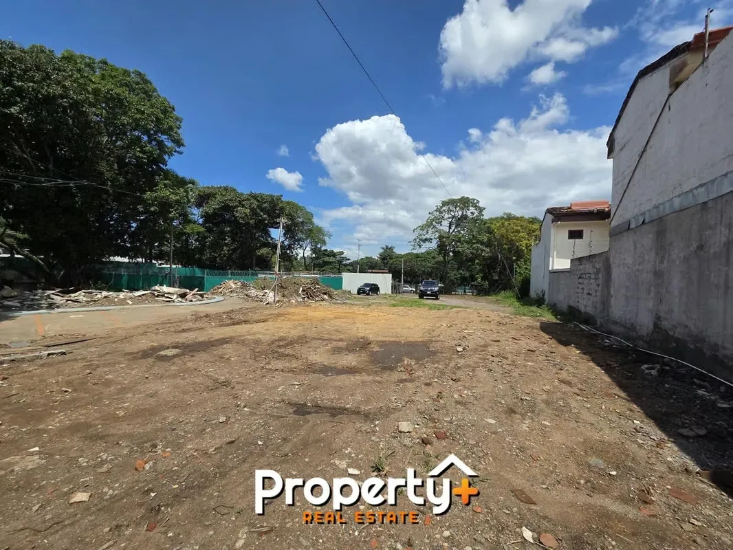 Mixed-use land, specially designed for developers and urban growth projects. This spectacular site offers a medium density with 75% coverage, ...