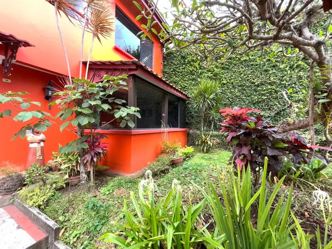 VENTA DE LOTE EN LOS LAURELES CON DOS CASAS - ESCAZU
