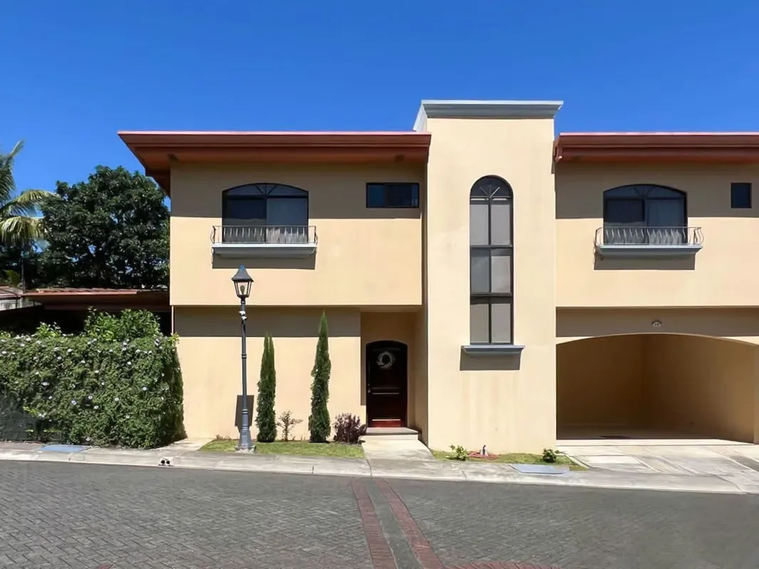Venta de amplia casa en condominio en Brasil de Mora