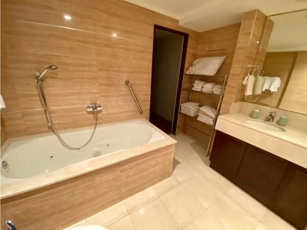 Venta de Hermoso Apartamento Amueblado, Condominio El Cortijo, Los Laureles, San Rafael de Escazú, San José — photo 2