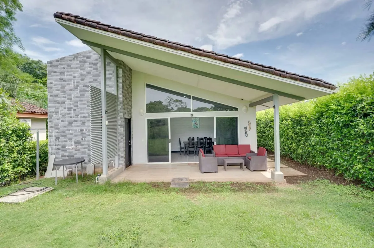 Casa de 4 habitaciones en Lomas de Santa Rosa – cerca de Tamarindo, ideal para vivir o rentar