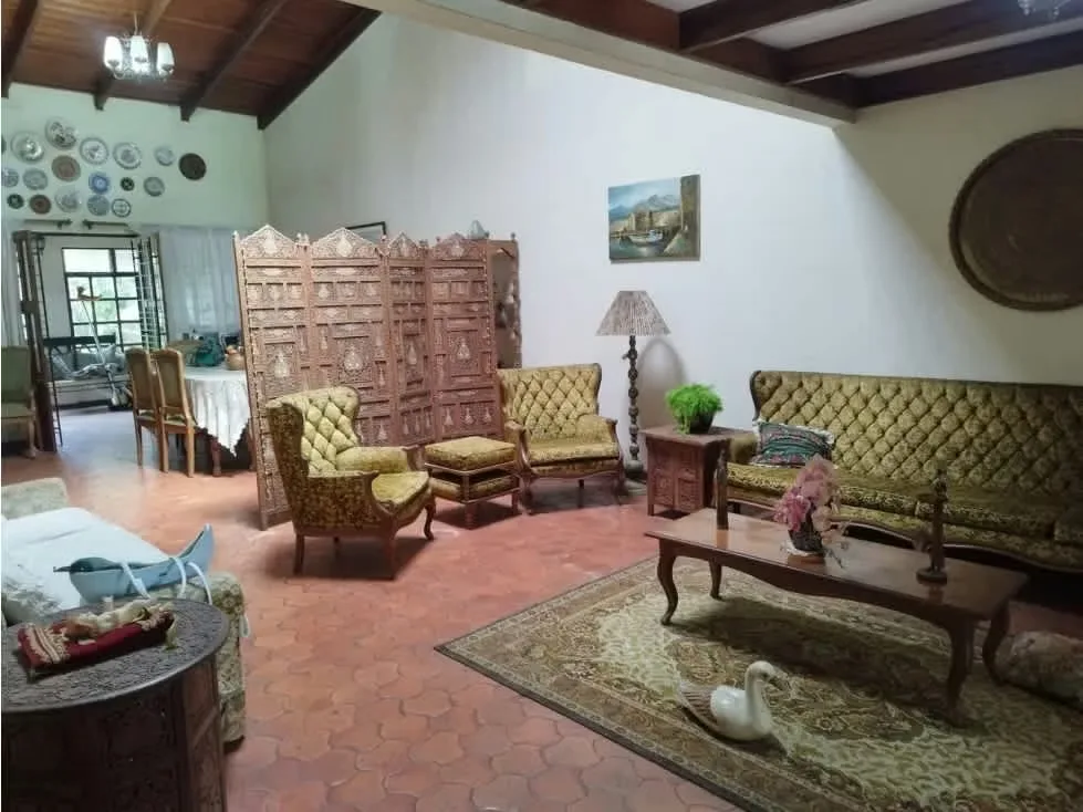La casa es de 2 plantas. Abajo: sala, comedor terraza, cuarto lavandería, cuarto servicio, cocina independiente, cuarto abajo con ...