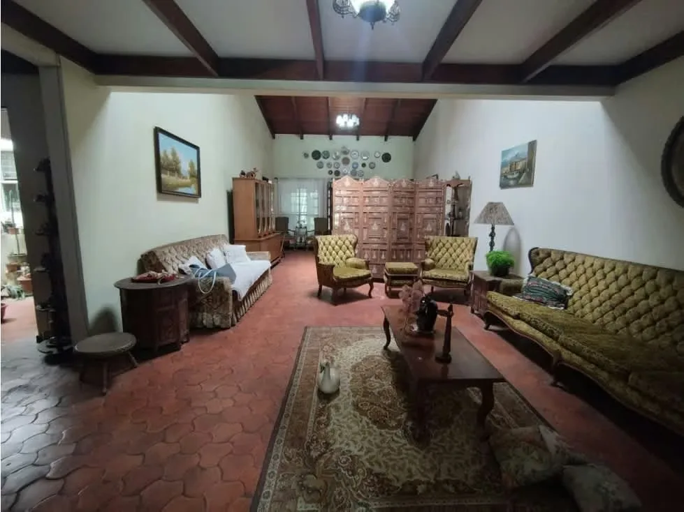 La casa es de 2 plantas. Abajo: sala, comedor terraza, cuarto lavandería, cuarto servicio, cocina independiente, cuarto abajo con ... — photo 2