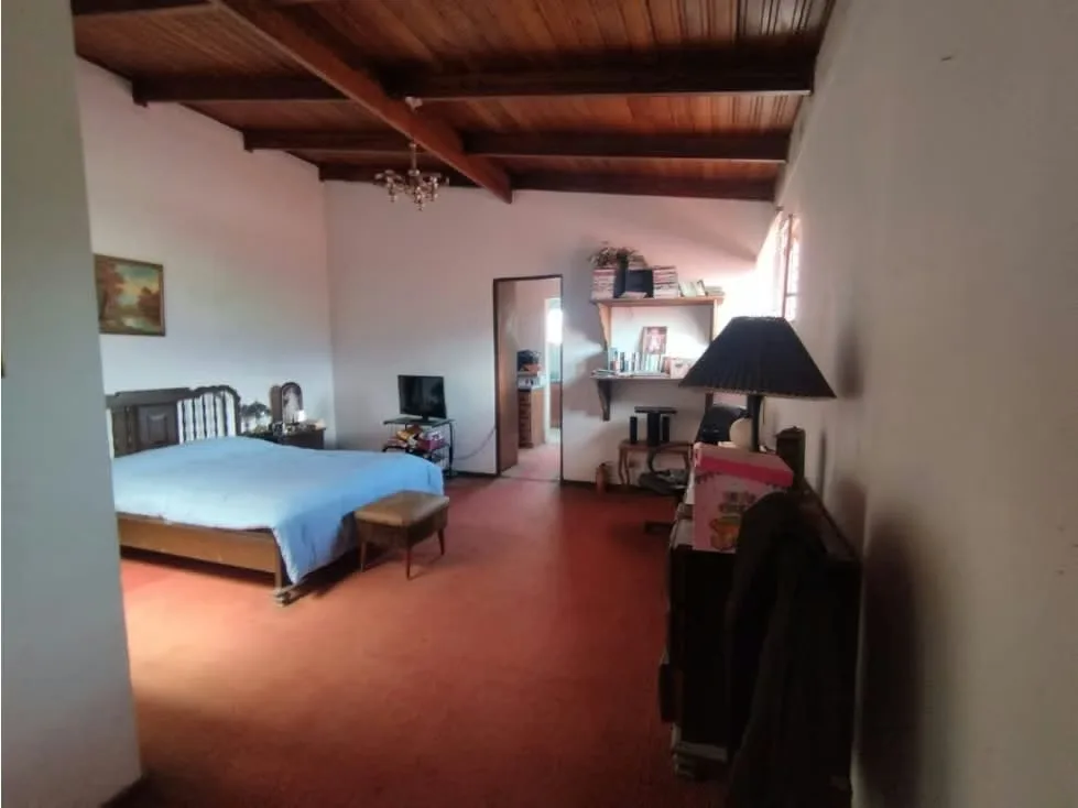 La casa es de 2 plantas. Abajo: sala, comedor terraza, cuarto lavandería, cuarto servicio, cocina independiente, cuarto abajo con ... — photo 3