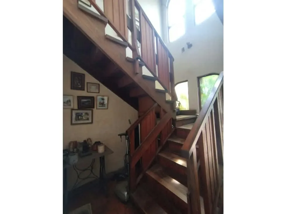 La casa es de 2 plantas. Abajo: sala, comedor terraza, cuarto lavandería, cuarto servicio, cocina independiente, cuarto abajo con ... — photo 4