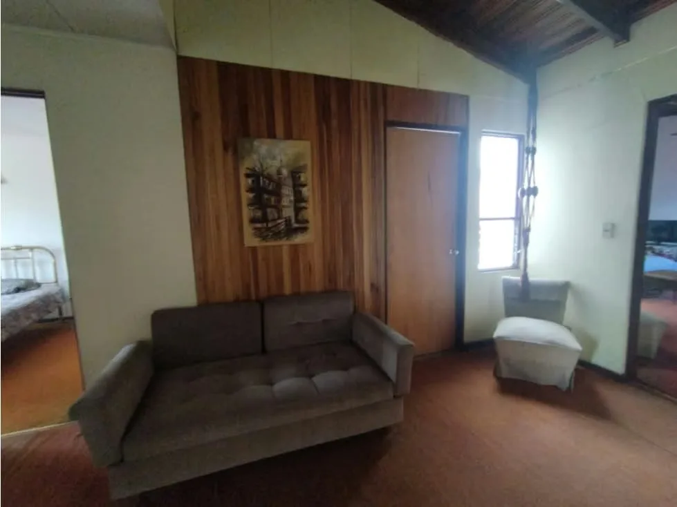 La casa es de 2 plantas. Abajo: sala, comedor terraza, cuarto lavandería, cuarto servicio, cocina independiente, cuarto abajo con ... — photo 5