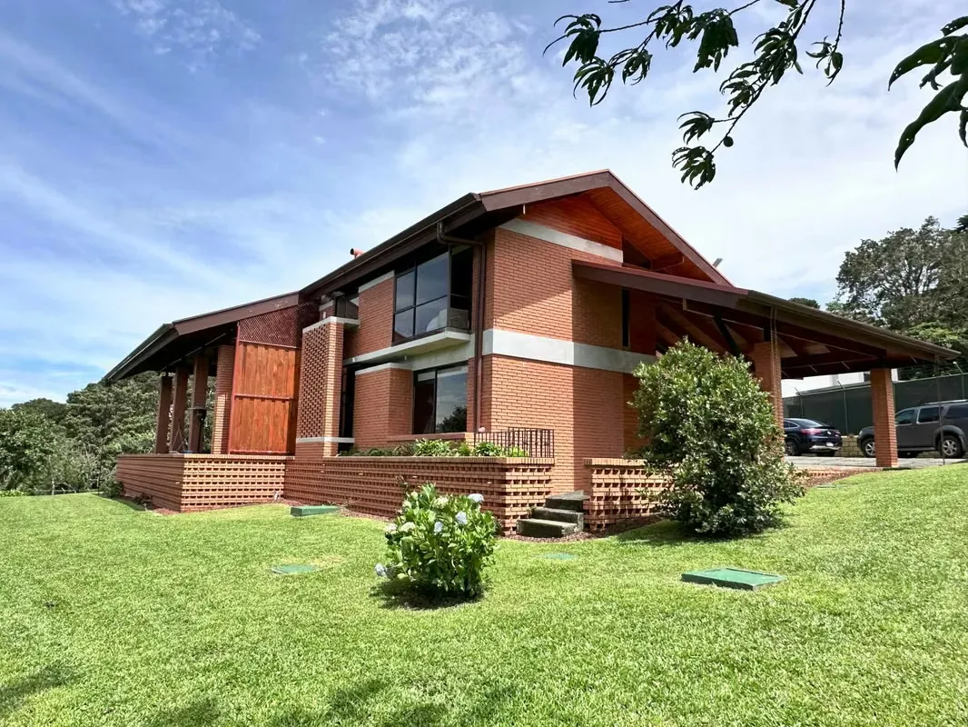 Quinta de lujo en venta en El Tirol, San Rafael, Heredia con casa de huéspedes.