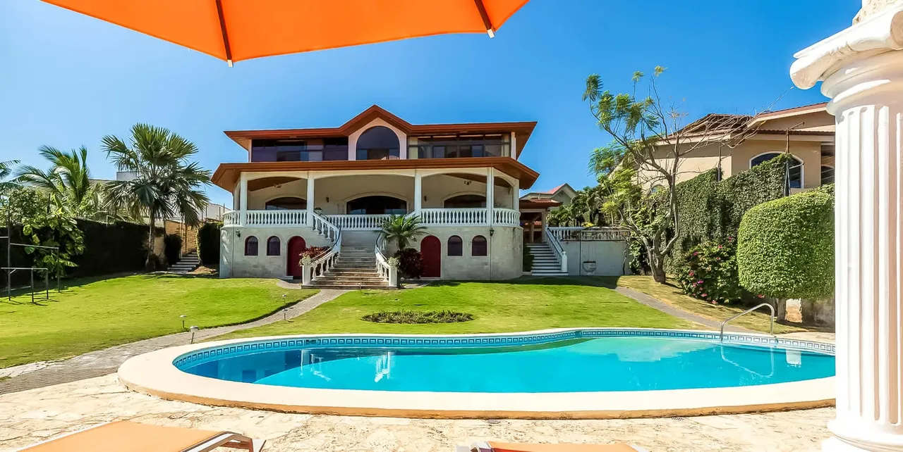 Escazú Villa Lunavista con Piscina y Vistas Panorámicas en Guachipelín
