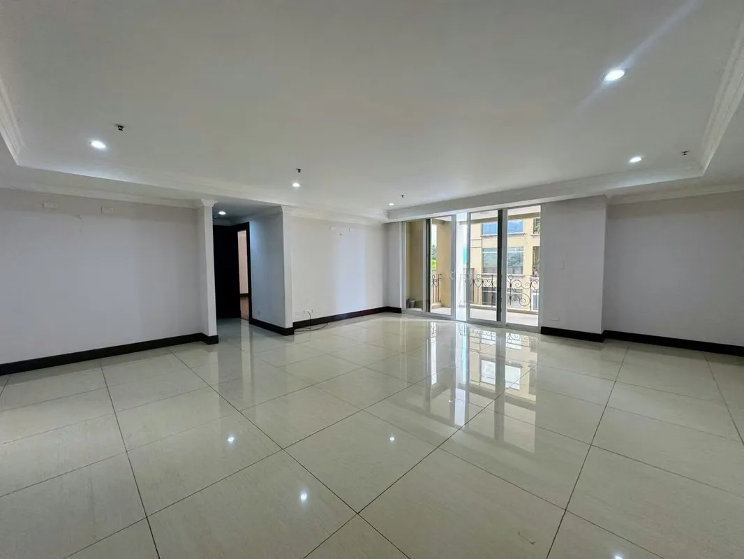 Alquiler de hermoso apartamento con muy buen espacio habitable y con una ubicación excepcional en La Sabana totalmente céntrica.