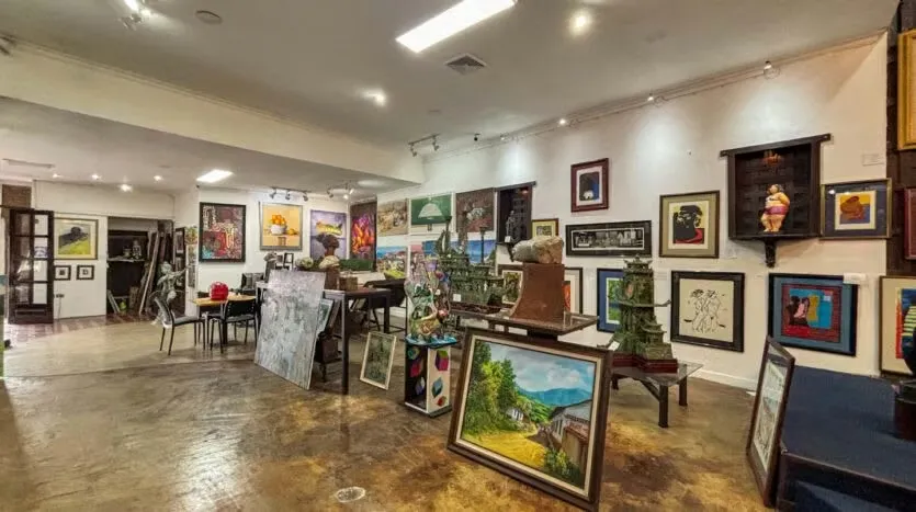 Oportunidad única para adquirir un inmueble comercial estratégicamente ubicado en el corazón de San Pedro de Montes de Oca, sobre la calle principal, una de las zonas más ...