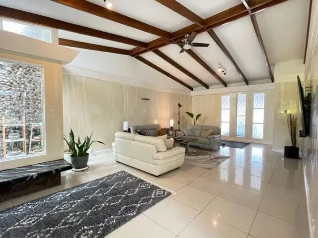 Venta de casa remodelada en Sabana Oeste.