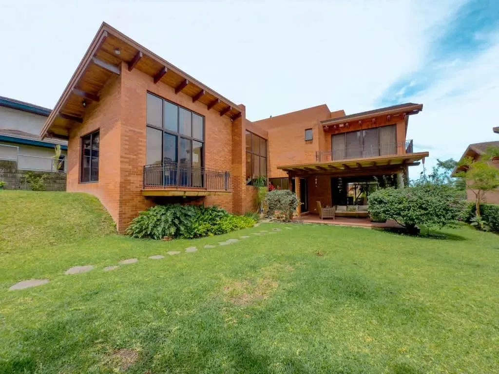 Nestled in the mountains of Escazú, within an exclusive luxury condominium, rises this stunning two-story residence that blends the solidity of brick and stone with modern, ...