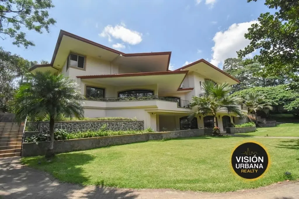 This 10,746 m2 property is located in Escazú, very close to the Costa Rica Country Club. It has two entrances, is surrounded by a perimeter wall, and features a luxurious ...