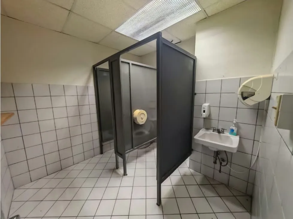 Estas oficinas cuentan con una ubicación privilegiada al estar cerca de núcleos comerciales y ... — photo 2