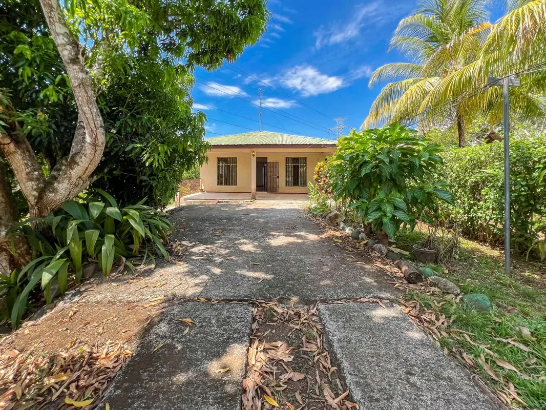 OPORTUNIDAD !!! Propiedad con Casa y apartamento en venta, ubicada en El Mojón de Esparza, Puntarenas. Rodeada de vegetación, árboles frutales y un clima agradable característico de ...