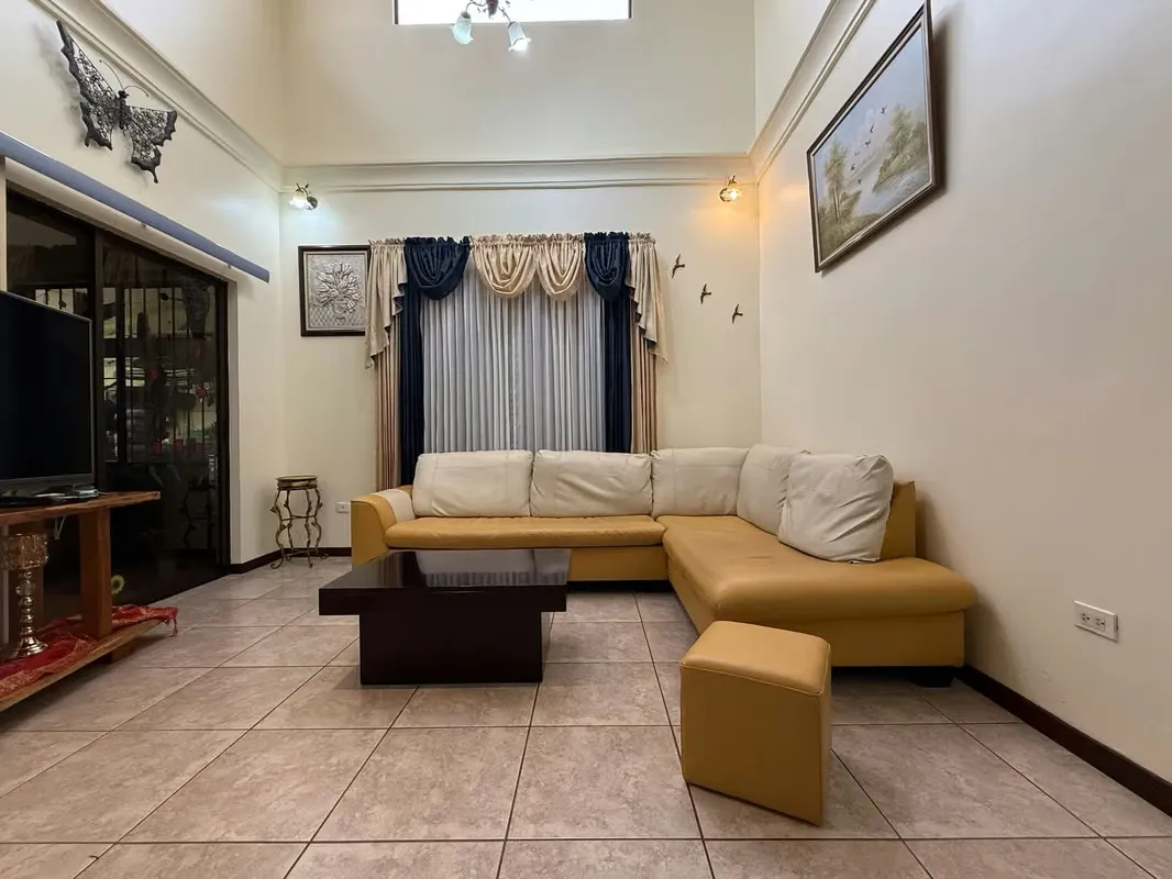 Venta de casa en Santo Domingo, Heredia - 5 Parqueos