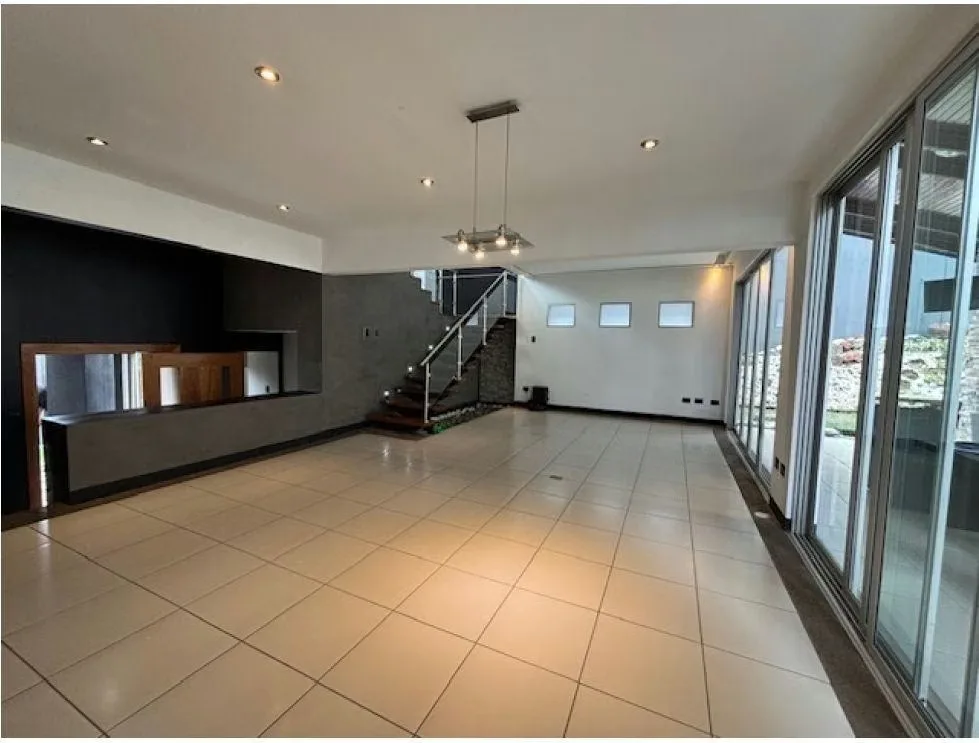 Venta o alquiler de casa independiente con habitación y baño completo en primera planta, Urbanización Abedules, Curridabat.