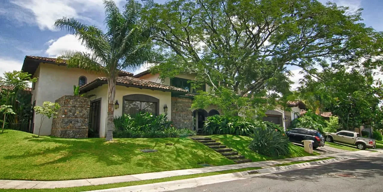 Residencia de Lujo en Exclusiva Comunidad Cerrada, Santa Ana