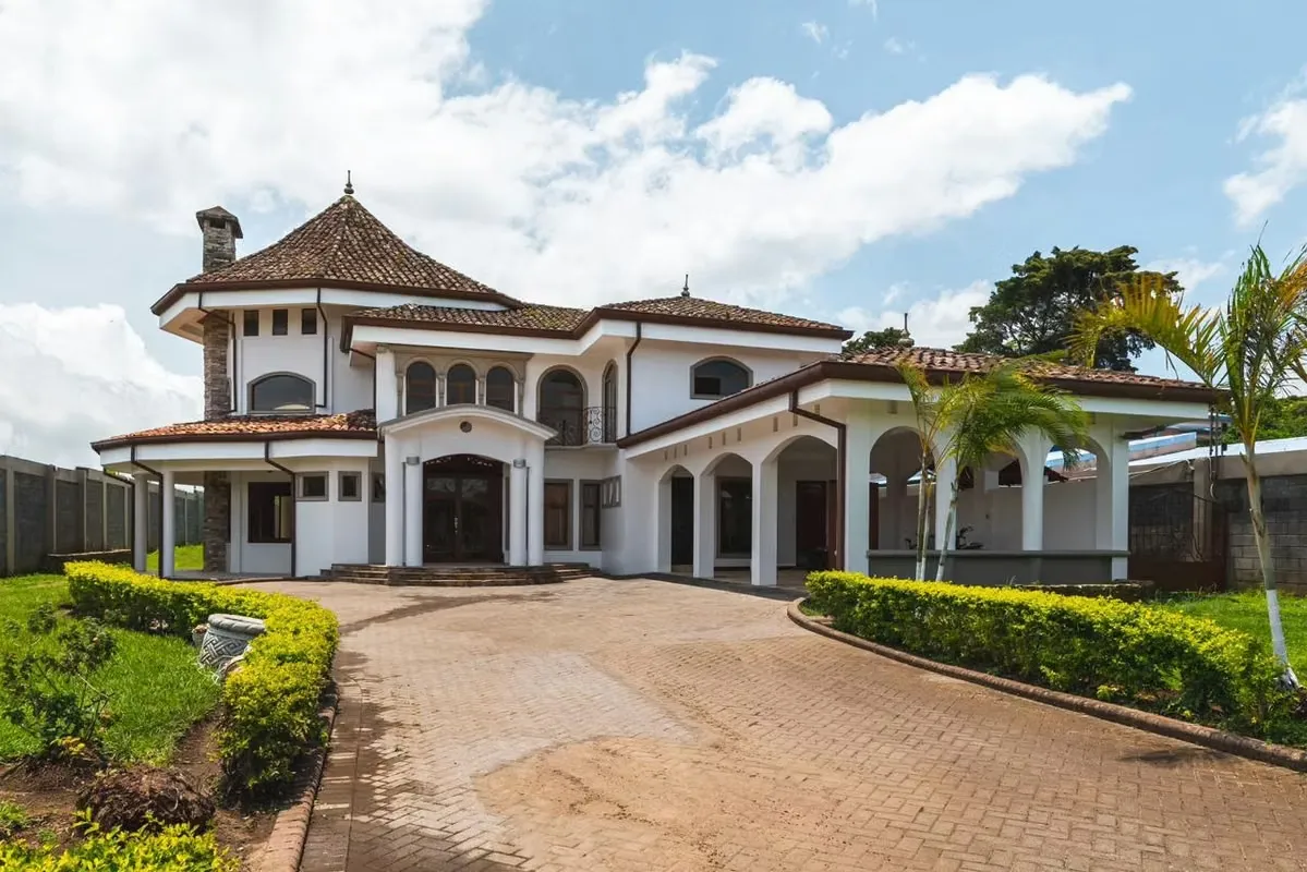 Discover this stunning luxury home for sale, located in the heart of San Isidro de Heredia. It's perfect for businesses such as a ...