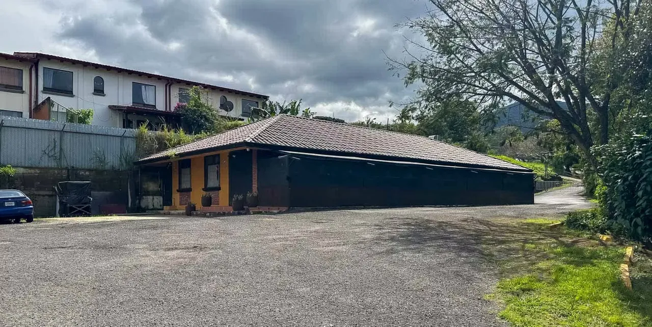 Restaurante y Propiedad Comercial en Santa Ana cerca de Brasil de Mora