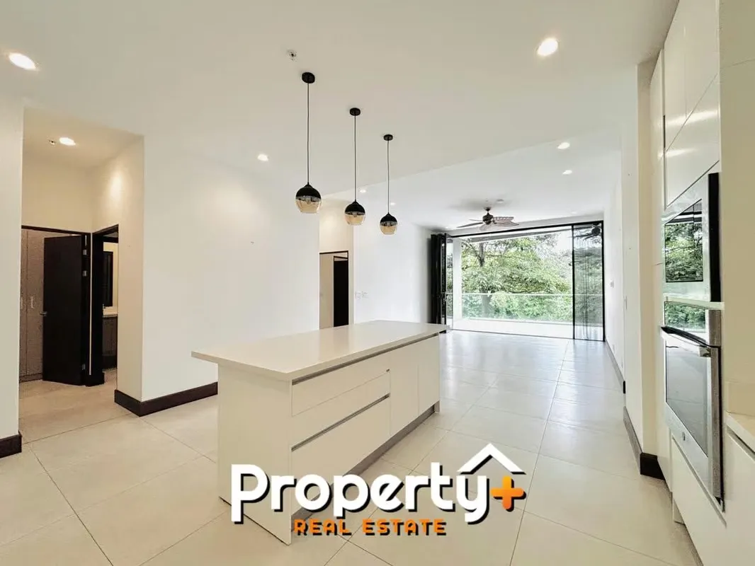 Entre Escazú y Santa Ana se encuentra este espectacular apartamento con excelente ubicación, moderno y espacioso, en Condominio con múltiples amenidades, hermosa vista al Valle ...