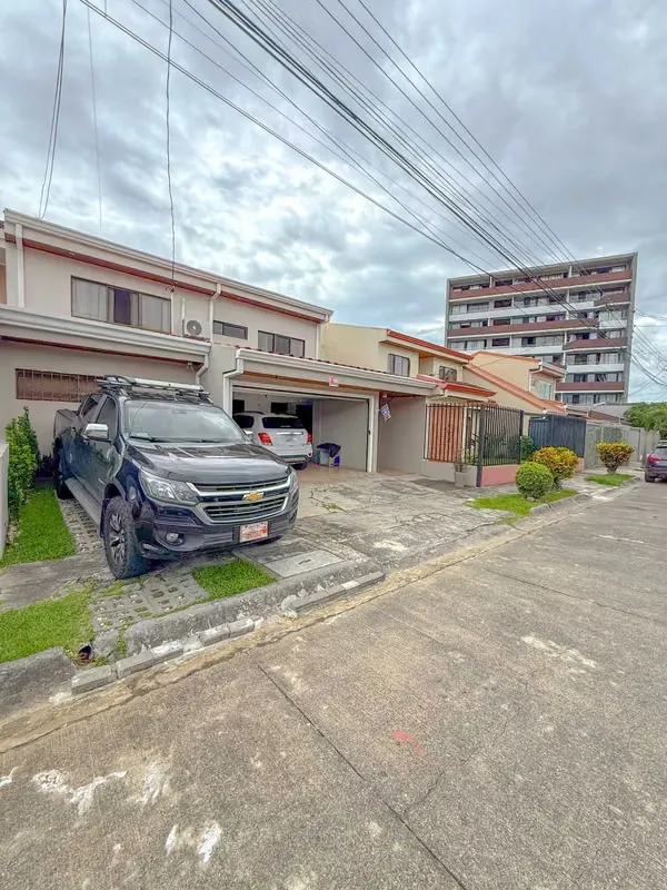 Casa en La Uruca, Residencial El Solar . Excelente Ubicación y Distribución